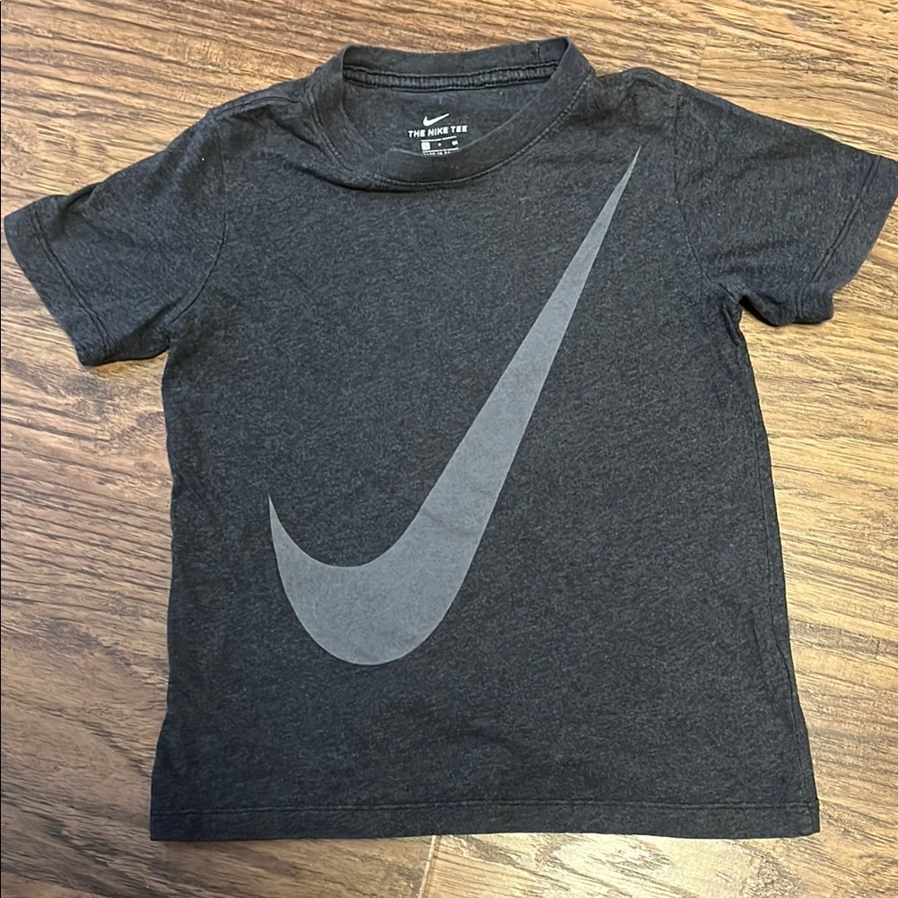 THE NIKE TEE Small, short sleeve shirt